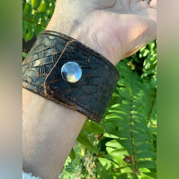 Leather cuff, St Michael,up to 7” wrist - Picture 7 of 9